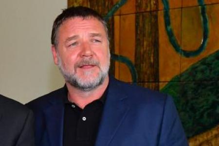 Crowe offers to house refugees