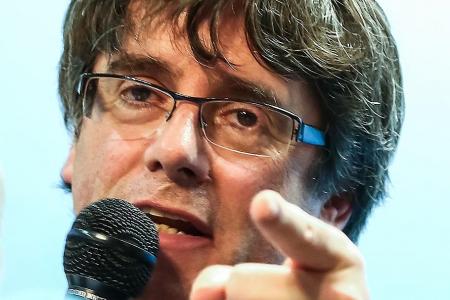 Sacked Catalonia leader, four associates turn themselves in