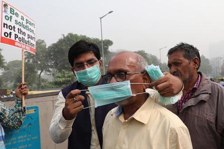 Car use restricted as smog envelopes India and Pakistan
