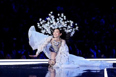 China lifts up model who fell on Victoria&#039;s Secret catwalk