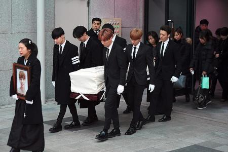 K-pop stars carry Jonghyun’s coffin