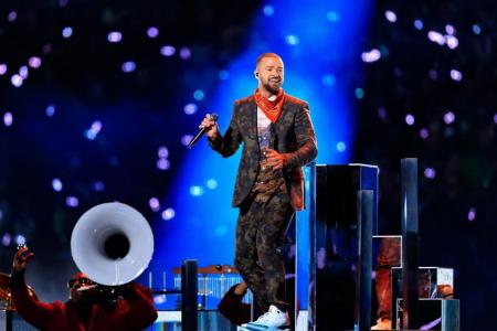 Justin Timberlake salutes Prince in Super Bowl half-time show
