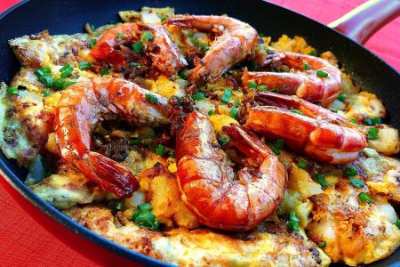 Quick and easy fried carrot cake with tiger prawn