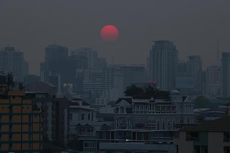 Bangkok smog hits dangerous levels, kids asked to stay indoors