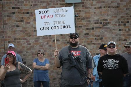 US students lead huge anti-gun rallies 