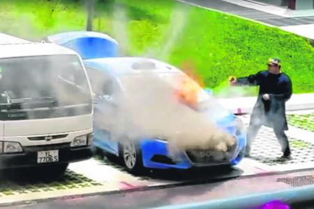 Brave passers-by jump in to fight taxi fire in Bukit Batok 