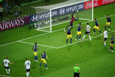 Kroos' late winner keeps Germany alive
