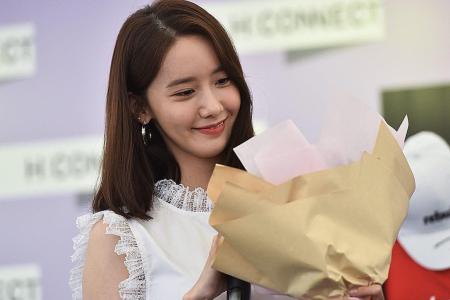 Yoona makes first appearance in Singapore on her own