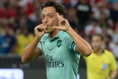 Oezil shines on return as Arsenal crush PSG