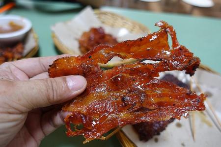 Enjoy thick, tender slices of bak kwa from a hawker stall