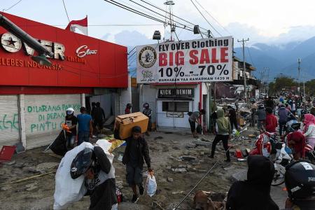 Quake victims struggle to survive as they resort to looting