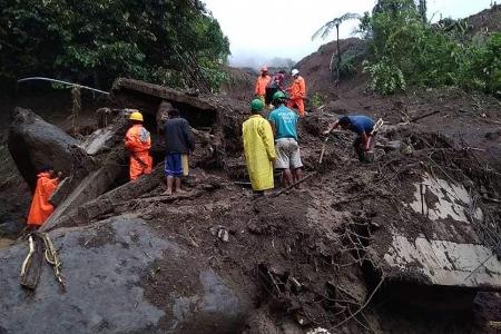 Philippines races to free 30 trapped in landslide