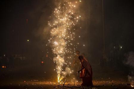 New Delhi pollution rises to ‘severe’ level after Deepavali fireworks