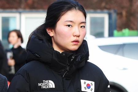 S.Korean Olympic champion: He broke my fingers with ice hockey stick