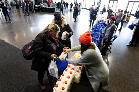 US federal workers turn to food banks for help during shutdown