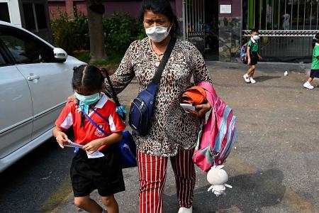 Bangkok orders 450 schools to close due to toxic smog