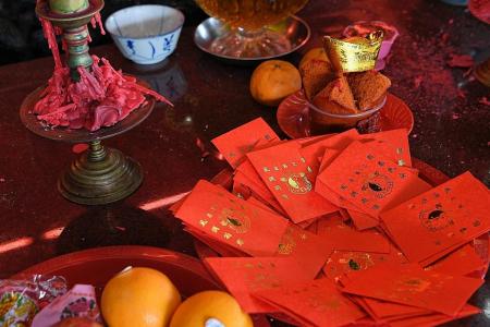 Woman caught red handed swiping hundreds of hongbao at temple