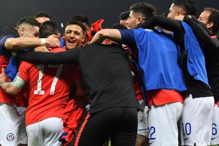 Sanchez scores winning penalty as Chile reach Copa America semis