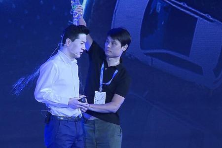 Man pours water on Baidu chief at conference