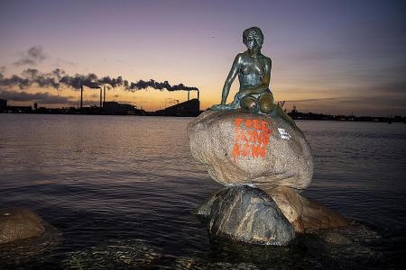 Little Mermaid vandals get political with &quot;Free Hong Kong&quot; message