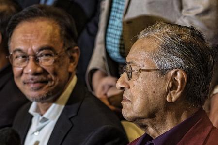 Dr Mahathir and Anwar fight to be Malaysia&#039;s PM