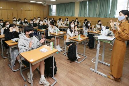 Hundreds of thousands of S. Korean students return to school