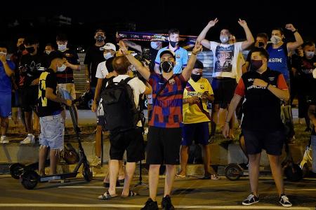 Barcelona fans chant for Messi to stay, want Bartomeu to quit