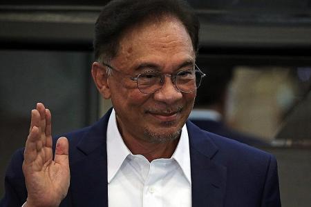 Anwar says he&#039;s meeting King next week to present case for becoming PM