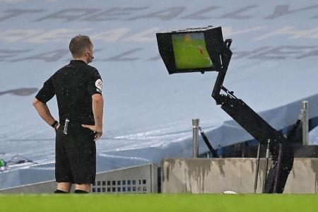 EPL refs and VAR not good enough: Former refs&#039; chief Keith Hackett