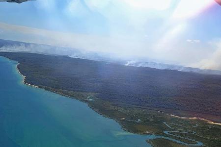 Bush fire forces evacuation of township on Australia&#039;s Fraser Island