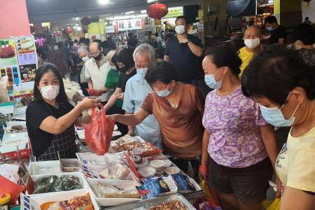 Crowds pack Chinatown wet market to stock up on seafood 