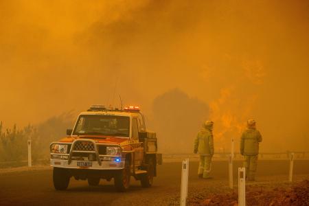 Out-of-control bushfire destroys homes in Perth amid Covid-19 lockdown
