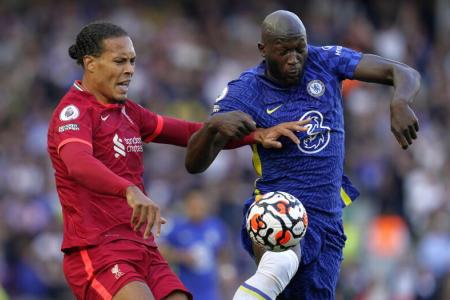 10-man Chelsea hold on for draw against Liverpool