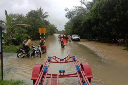 Terengganu and Kelantan hit by deadly flash floods