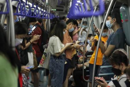 Mask a must while riding public transport for top infectious diseases expert
