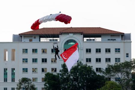 Red Lions thrill the crowd in Ghim Moh with free-fall display