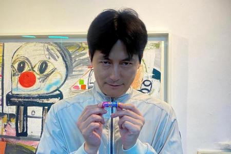 Actor Jung Woo-sung trying to find owner of the Mentos he took by mistake