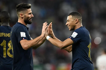 Record-setting Giroud, sublime Mbappe send France into q-finals