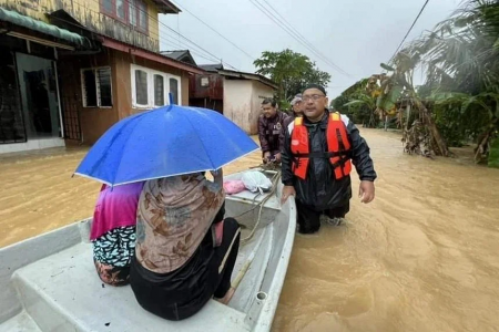 Flooding in Malaysia displaces over 56,000, 5 deaths reported