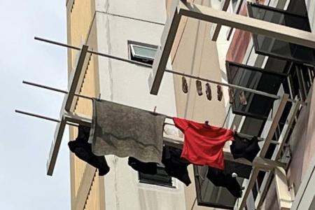 Resident hangs pork belly outside HDB window, neighbour's clothes get stained with soya sauce