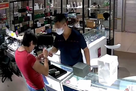 Man tries to sell AP watch, ends up apologising to shop owner after it's deemed fake