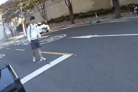 Korean teen takes a swing at passing deliveryman 