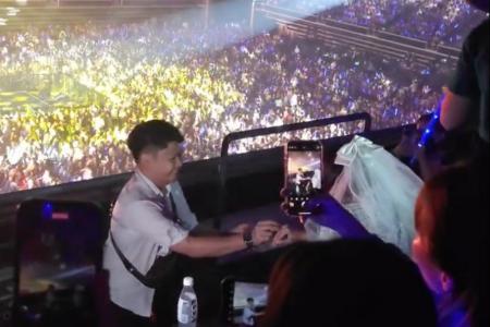 Some fans catch wedding proposal at Joker Xue’s concert