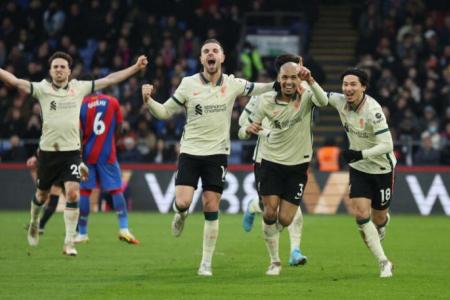 Liverpool hold off Palace fightback to close gap on Man City