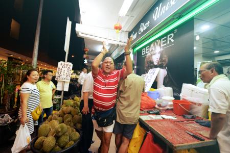 Durian seller gives out 500kg free durians on his birthday 