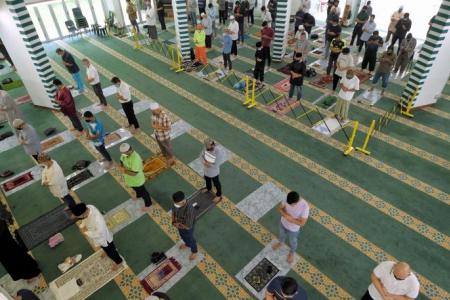 Muslims unvaccinated against Covid-19 for health reasons must not attend Friday prayers: Muis