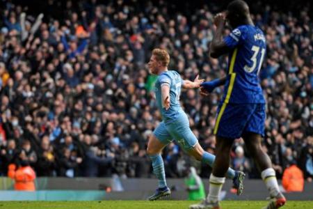 De Bruyne's strike helps City pip Chelsea and go 13pts clear at the top
