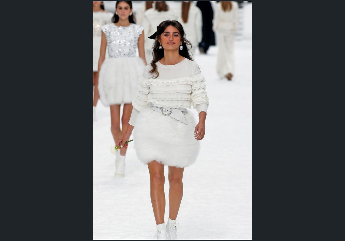 Chanel bids farewell to Karl Lagerfeld in last glitzy show