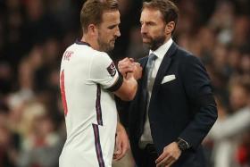 Soccer Football - World Cup - UEFA Qualifiers - Group I - England v Hungary - Wembley Stadium, London, Britain - October 12, 2021 England's Harry Kane shakes hands with manager Gareth Southgate after being substituted Action Images via Reuters/Carl Recine