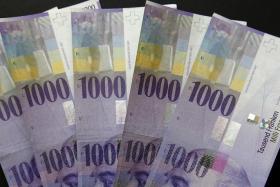 An elderly man in Switzerland dropped 20,000 Swiss francs outside a bank and a couple returned the cash to him in full. 